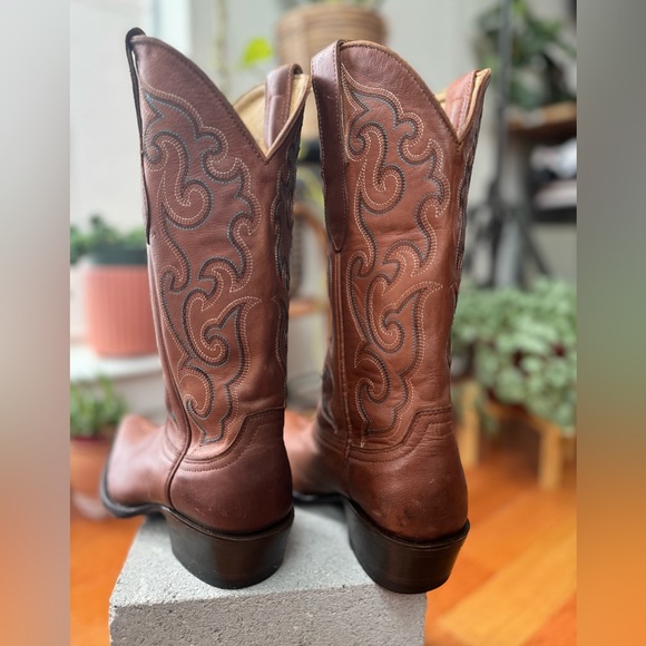 Cavender's leather snip toe boots, brown with light blue embroidery, Size 5 - Picture 4 of 10